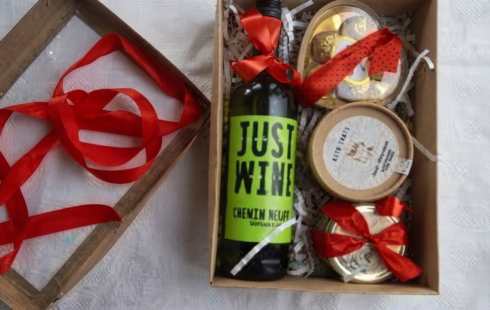 Kraft gift box with Just Wine Sauvignon Blanc, heart chocolates, jars and red ribbons